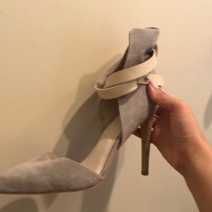 Joe’s55 Gray Wrap Pumps